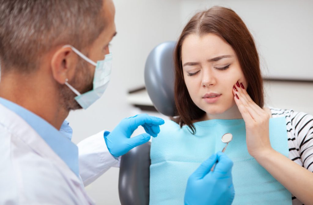 woman visiting the dentist for mouth pain